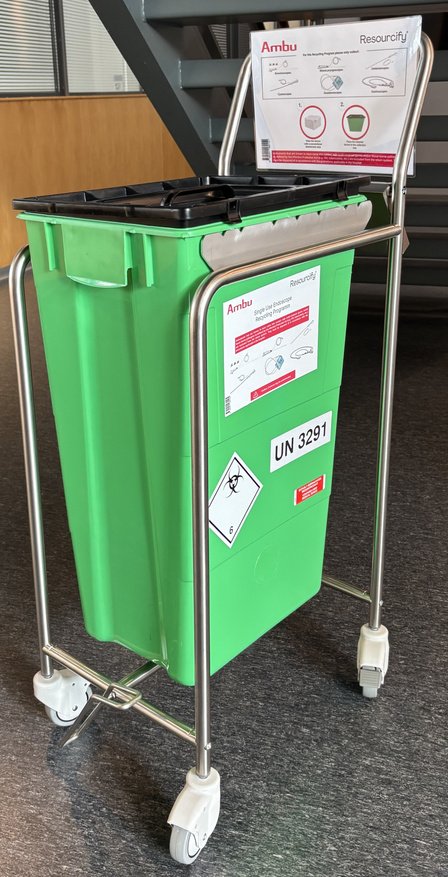 Grüner Sammelbehälter für Einweg-Endoskope auf Edelstahl-Rollwagen mit Ambu- und Resourcify-Etiketten