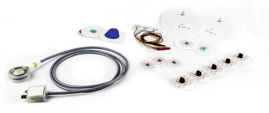 Verschiedene Elektroden, teils mit farbigen Kabeln, und ein runder Sensor mit grauem Kabel und Stecker auf weißem Grund
