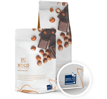 Zwei Standbodenbeutel für Schokolade (XOCO) mit Lupenansicht des aufgedruckten Siegels „Made for Recycling“