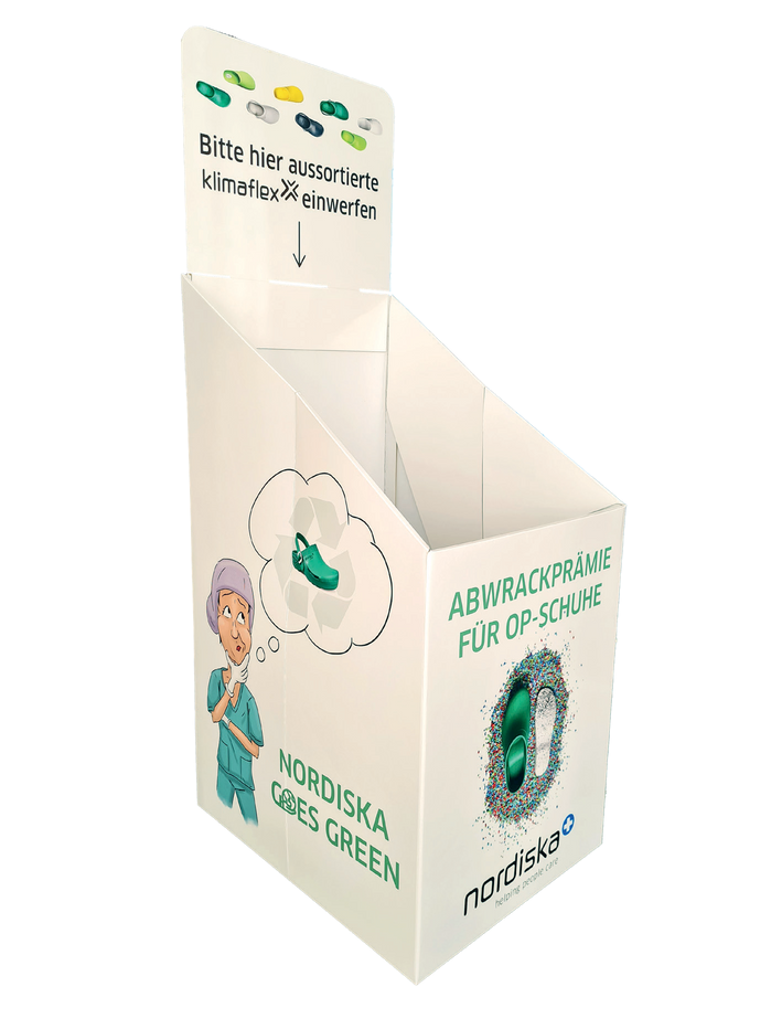 Sammelbox (GreenBox) für aussortierte OP-Clogs mit Aufdruck „Abwrackprämie für OP-Schuhe“ und „Nordiska goes green“